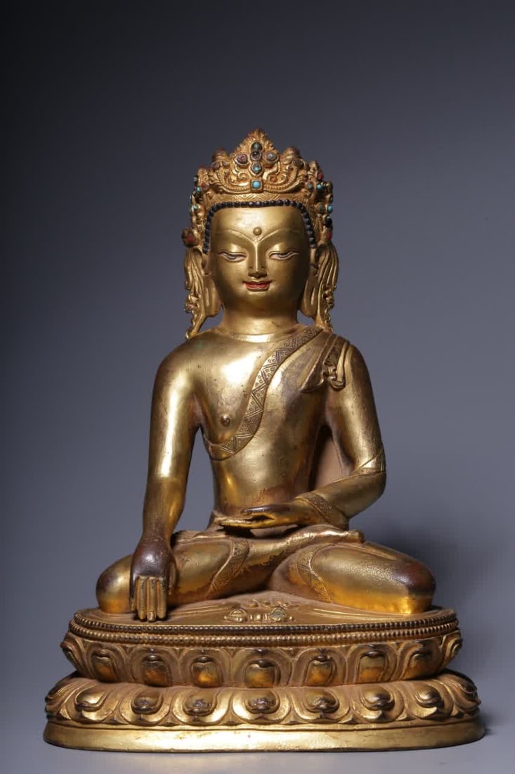 A seated statue of the Buddha in copper gilt in the Qing Dynasty: Qing Dynasty copper gilt immovable Buddha seated statue SIZE: H:22cm L:16cm W:9.5cm W:2113g (The Dimensions Of All Batches Are Manually Measured.If You Need More Detailed Information, Please Contact O