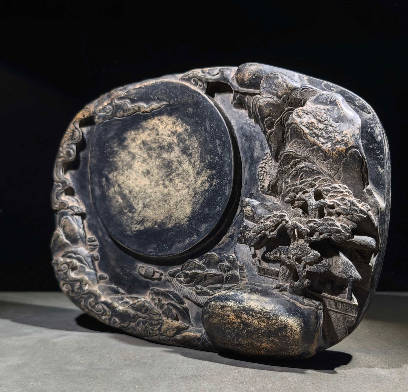 A piece of Chen Baochen green end: Chen Baochen model green end beautiful scenery of mountains and rivers Boating on the water Auspicious cloud pine trees close to thousands of miles of delicate texture The back of the inkstone is engr