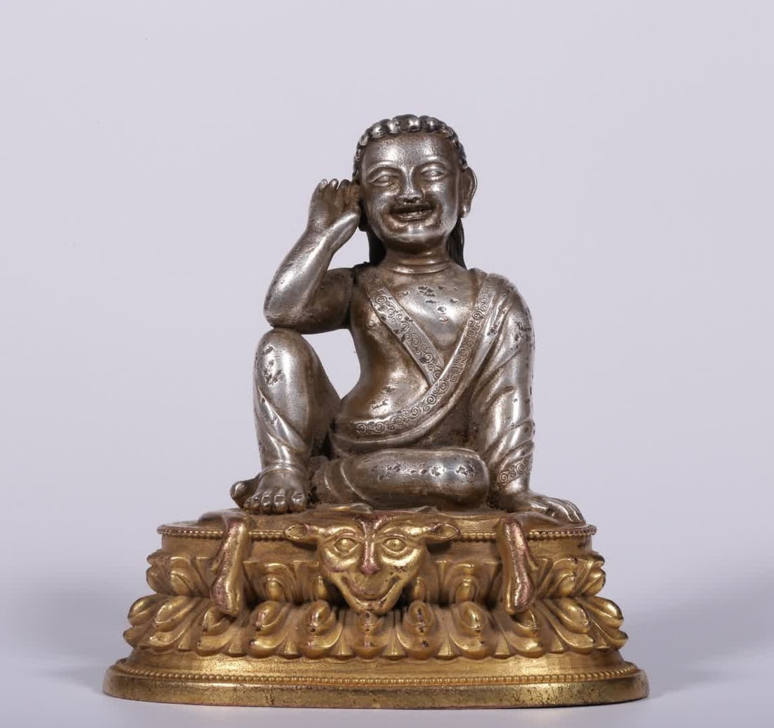 A piece of Qing Dynasty silver body with a copper gilt base Venerable Milarepa: Qing Dynasty silver body copper gilt base Venerable Milarepa SIZE: H:10cm L:9cm W:5.8cm W:386g (The Dimensions Of All Batches Are Manually Measured.If You Need More Detailed Information, Please Contac