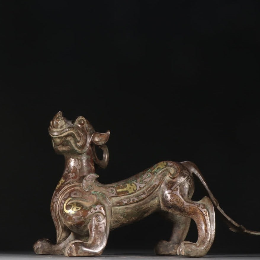 A Han Dynasty copper gold and silver beast ornament: Han Dynasty copper gold and silver beast ornaments SIZE: H:15cm W:24cm W:1296.5g (The Dimensions Of All Batches Are Manually Measured.If You Need More Detailed Information, Please Contact Our Customer