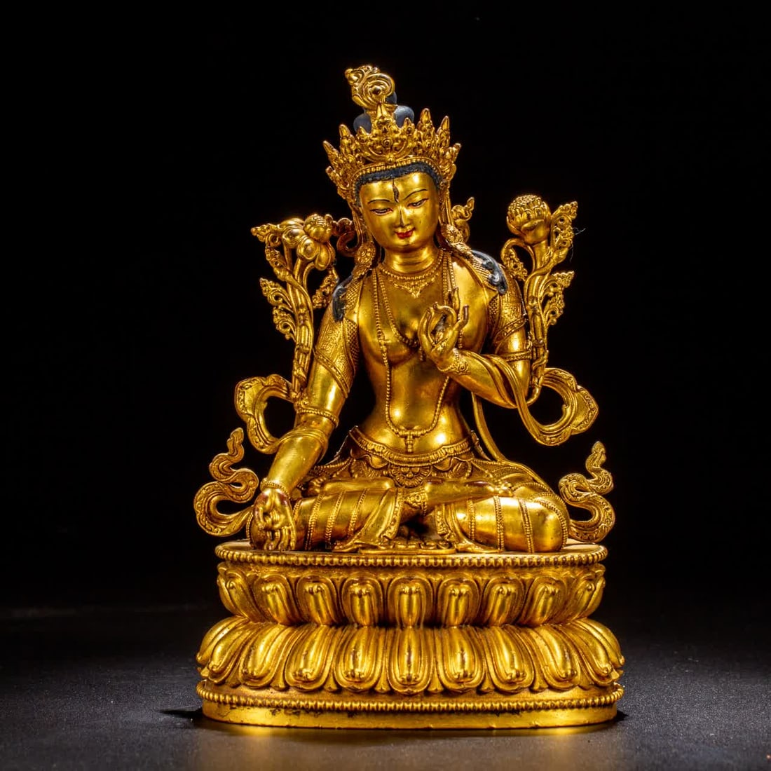 A bronze gilt Buddha statue of the Qing Dynasty: Qing Dynasty copper gilt Buddha statue SIZE: L:13cm W:8.5cm H:20cm W:1270g (The Dimensions Of All Batches Are Manually Measured.If You Need More Detailed Information, Please Contact Our Customer Servi