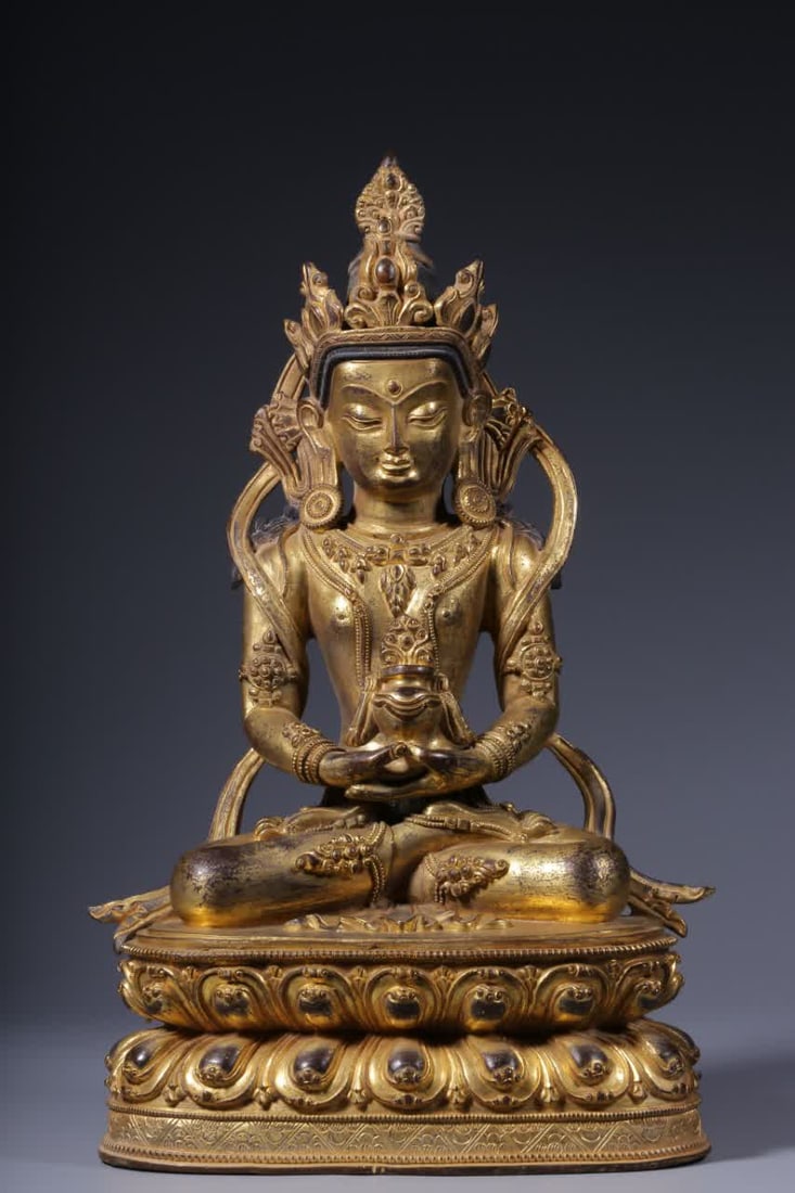 A seated statue of a longevity Buddha in copper gilt in the Qing Dynasty: Qing Dynasty copper gilt longevity Buddha seated statue SIZE: H:26.5cm L:15.5cm W:11cm W:2346g (The Dimensions Of All Batches Are Manually Measured.If You Need More Detailed Information, Please Contac