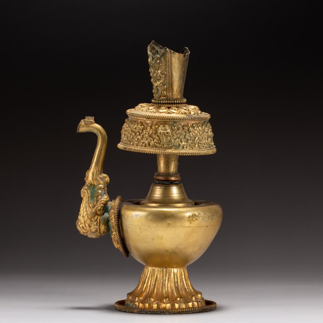 A copper gilt pot of the Qing Dynasty: Qing Dynasty copper gilt pot SIZE: L:11cm W:8cm H:19cm W:330g (The Dimensions Of All Batches Are Manually Measured.If You Need More Detailed Information, Please Contact Our Customer Service Before Bid