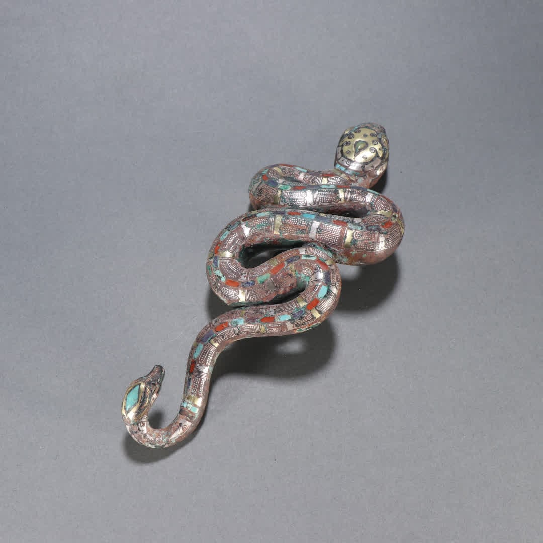 A piece of Han Dynasty copper cuo gold and silver snake belt hook: Han Dynasty copper cuo gold and silver snake with hook SIZE: L:19cm W:8cm W:840g (The Dimensions Of All Batches Are Manually Measured.If You Need More Detailed Information, Please Contact Our Customer