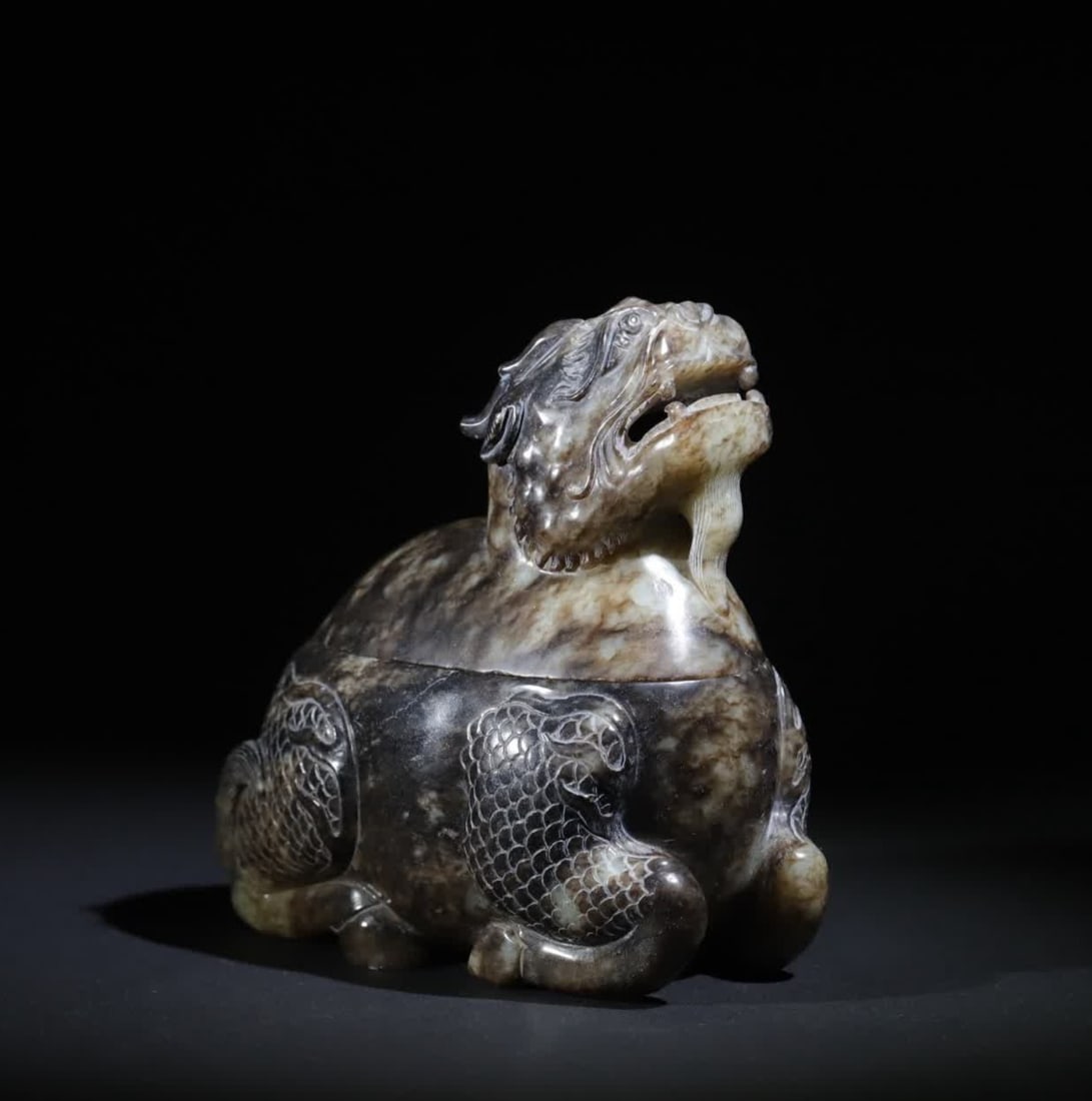 A piece of Ming Dynasty oil extraction process Luduan smoker: Ming Dynasty oil extraction process Luduan smoker This furnace is carved from Hetian green and white jade, using the unique "old oil" process of the Ming Dynasty, the jade is condensed like ancient in