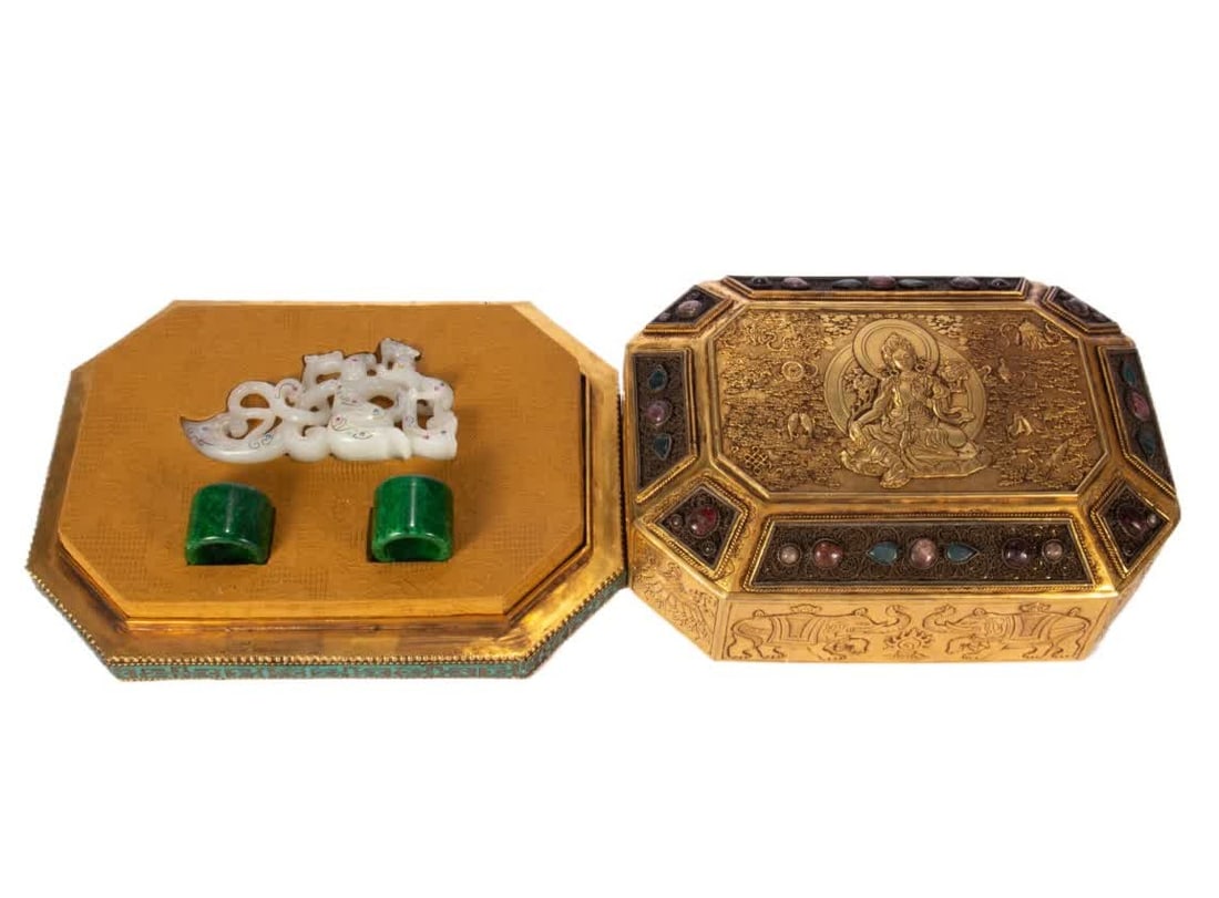 A copper-gilt treasure box: Copper gilt inlaid treasure box SIZE: L:26cm W:20cm H:10cm W:2790g (The Dimensions Of All Batches Are Manually Measured.If You Need More Detailed Information, Please Contact Our Customer Service Befor