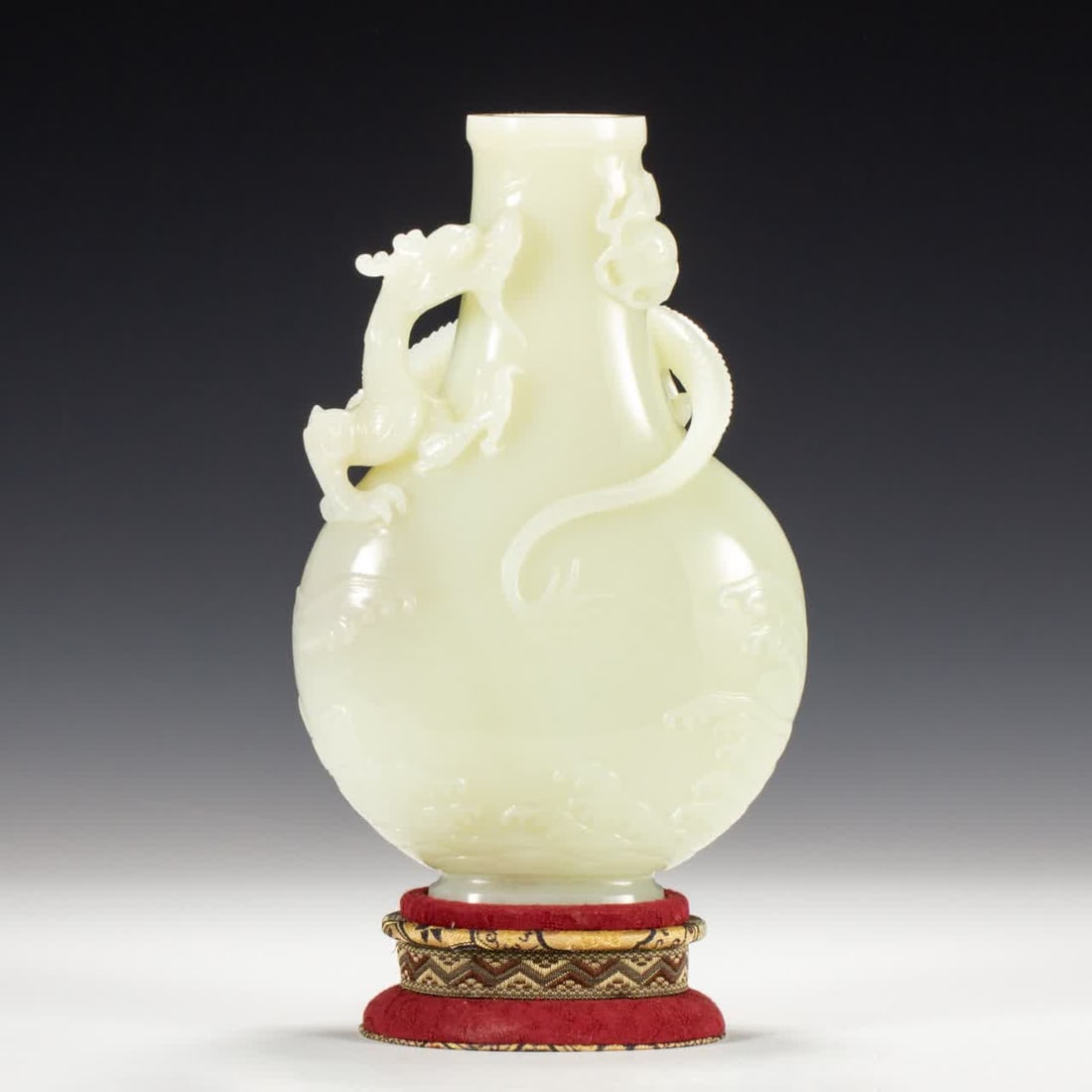 A Qing Dynasty Hetian jade ruyi dragon pattern bottle: Qing Dynasty Hetian jade ruyi dragon pattern bottle SIZE: L:13cm W:6cm H:20cm (The Dimensions Of All Batches Are Manually Measured.If You Need More Detailed Information, Please Contact Our Customer Se