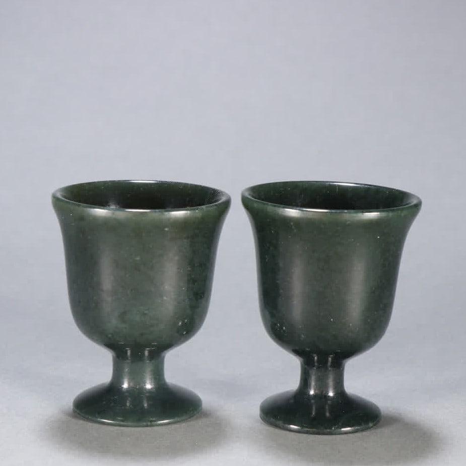 A pair of Qing Dynasty jasper cups: A pair of jasper cups in the Qing Dynasty SIZE: H: 6.2cm W: 4.9cm Total W: 177.9g (The Dimensions Of All Batches Are Manually Measured.If You Need More Detailed Information, Please Contact Our Custome