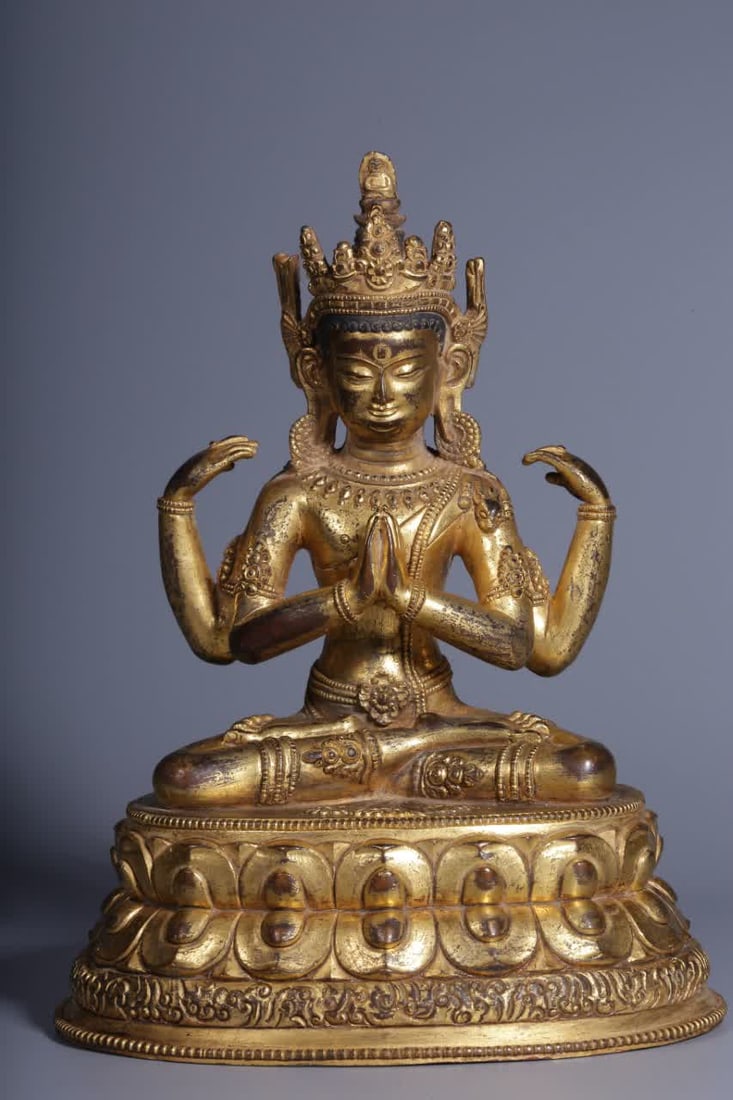 A seated statue of Guanyin with four arms in copper gilt in the Qing Dynasty: Qing Dynasty copper gilt four-armed Guanyin seated statue SIZE: H:15cm L:12cm W:9.5cm W:1080g (The Dimensions Of All Batches Are Manually Measured.If You Need More Detailed Information, Please Contact