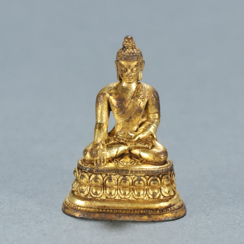 A piece of Qing Dynasty copper gilt Shakyamuni inch Buddha: Qing Dynasty copper gilt Shakyamuni inch Buddha SIZE: H:3.7cm W:2.6cm W:27.9g (The Dimensions Of All Batches Are Manually Measured.If You Need More Detailed Information, Please Contact Our Customer Se