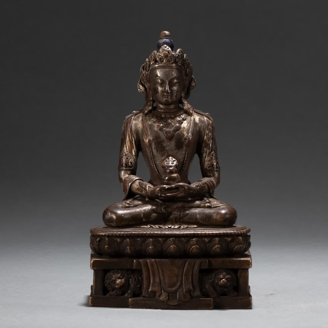 A bronze gilt Buddha statue of the Qing Dynasty: Qing Dynasty copper gilt Buddha statue SIZE: L:6.5cm W:5.5cm H:17cm W:630g (The Dimensions Of All Batches Are Manually Measured.If You Need More Detailed Information, Please Contact Our Customer Servi