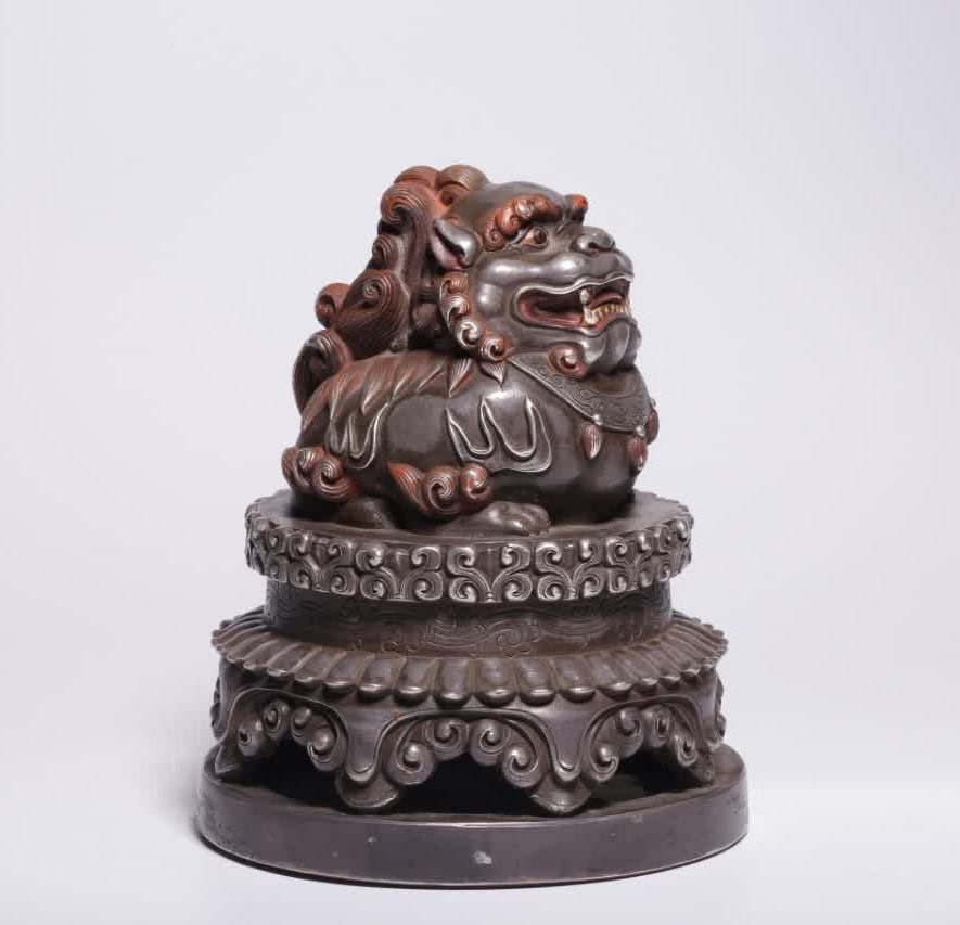 A Qing Dynasty copper gilt silver auspicious beast seal: Qing Dynasty copper gilt silver auspicious beast seal SIZE: H: 12cm Diameter 10cm W: 1124g (The Dimensions Of All Batches Are Manually Measured.If You Need More Detailed Information, Please Contact Ou