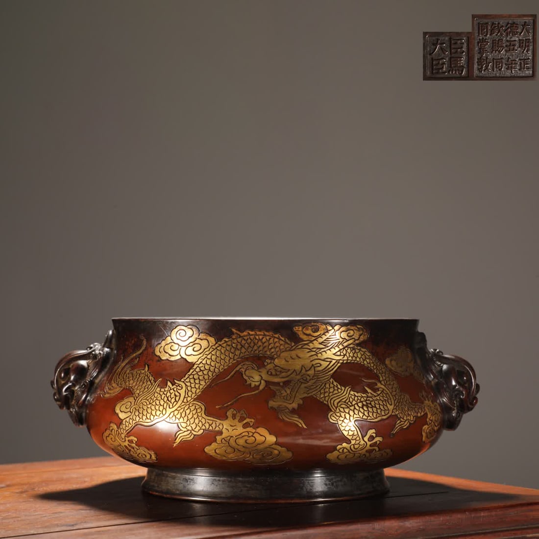 A precision cast copper tire gilt cloud dragon pattern chicken ear furnace: The ear stove is made of finely cast copper tires, gilded with cloud dragon patterns SIZE: H: 9.5cm MouthD: 16.8cm Abdominal diameter 20cm Ear distance 23.5cm W: 3.2kg (The Dimensions Of All Batches A