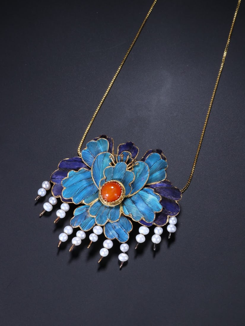 A dotted peony floral necklace: Dot emerald peony flower necklace SIZE: L:5.5cm W:5.3cm (The Dimensions Of All Batches Are Manually Measured.If You Need More Detailed Information, Please Contact Our Customer Service Before Bidding.)