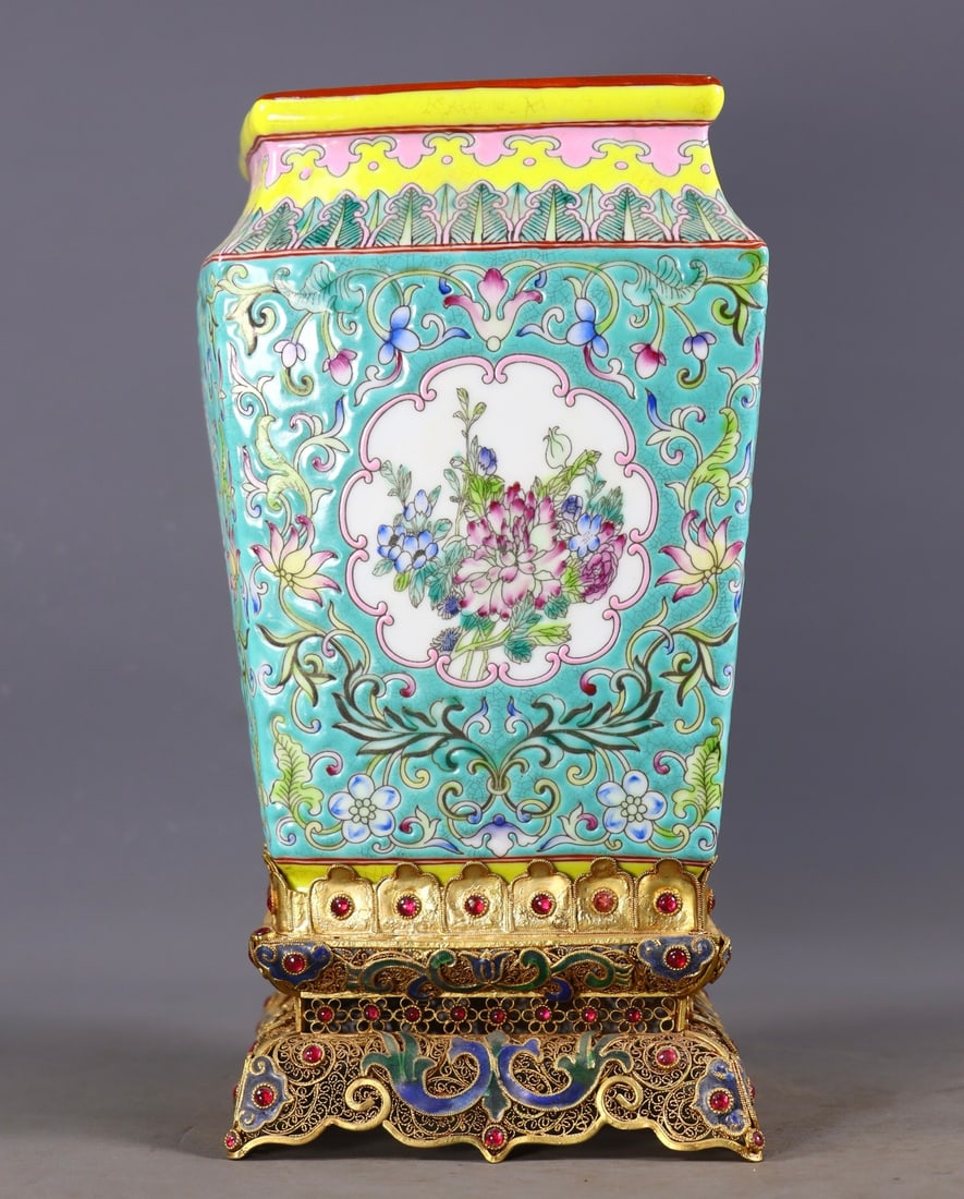 An Exquisite Gilt Bronze Inlaid Enamel Lotus Pattern Flower Pattern Brush Pot (1 of 9)