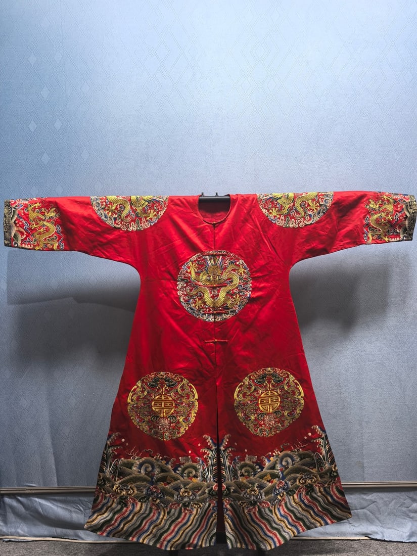 An Exquisite Imperial Robe: An Exquisite Imperial Robe Qing Dynasty, China Size:160cmx146cm (The Dimensions Of All Batches Are Manually Measured.If You Need More Detailed Information, Please Contact Our Customer Service Before B