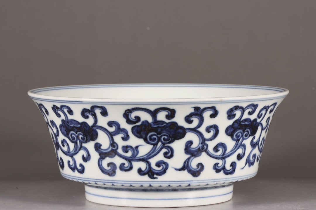 An Exquisite Blue and White Lotus Pattern Dragon Pattern Bowl (1 of 9)