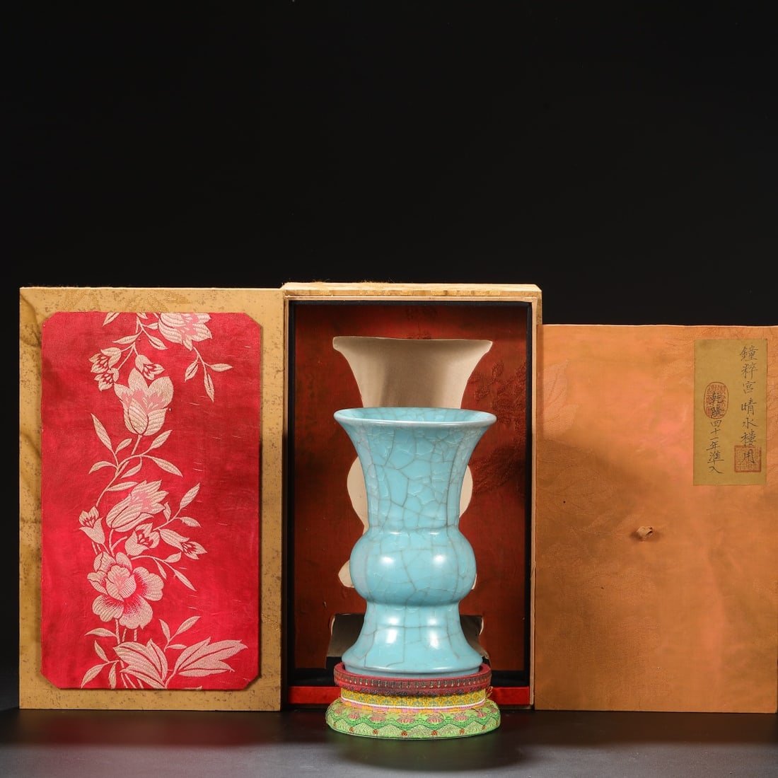 An Exquisite Ru yao Blue Glazed Vase (1 of 8)