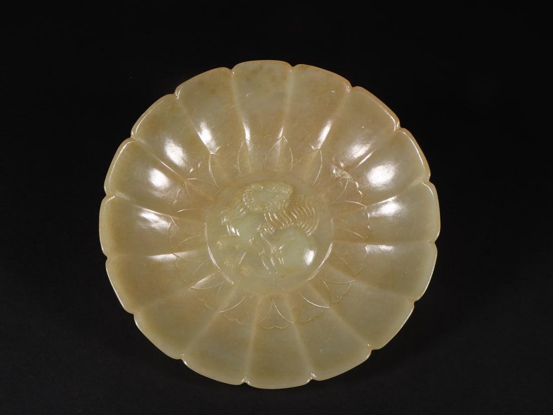 An Exquisite White Jade Auspicious Beast Pattern Plate (1 of 9)