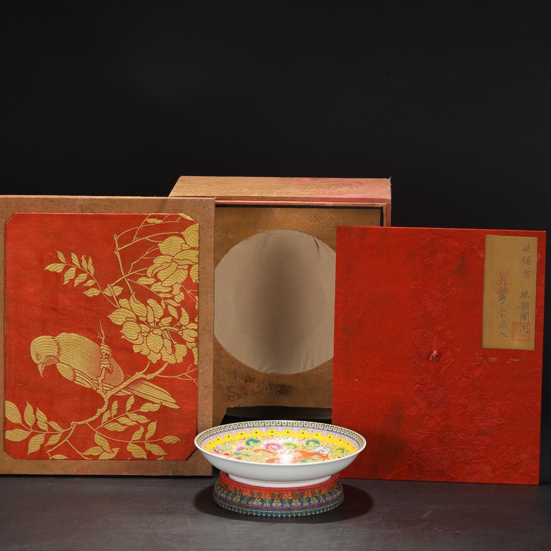 An Exquisite Famille-Rose Lotus Pattern Dragon Pattern Plate: An Exquisite Famille-Rose Lotus Pattern Dragon Pattern Plate Qing Dynasty, China Yongzheng Four-character Mark Size:4.5cmx21cm (The Dimensions Of All Batches Are Manually Measured.If You Need More Det