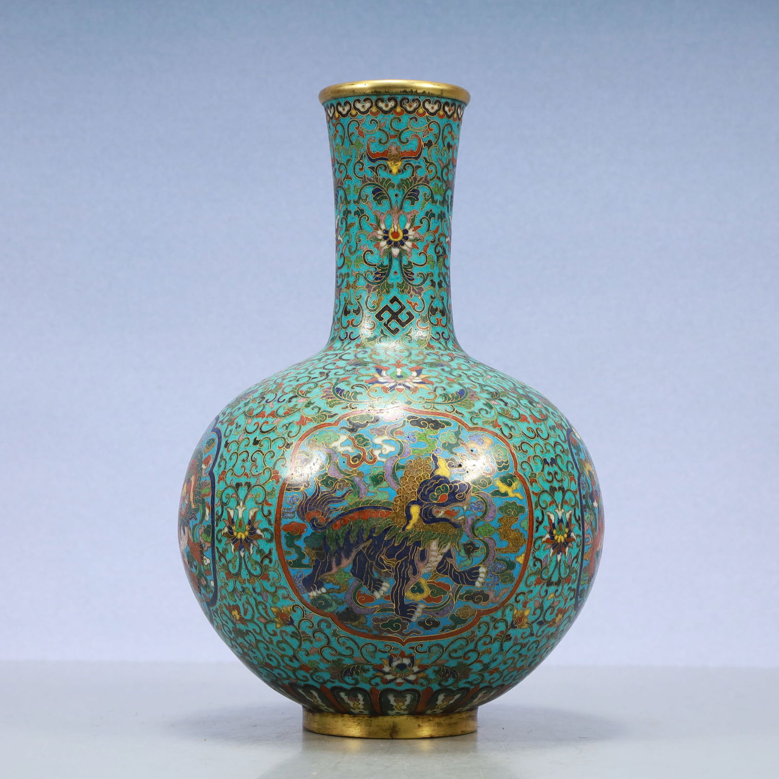 A Exquisite Cloisonne Lotus Pattern Auspicious Beast Pattern Vase: A Exquisite Cloisonne Lotus Pattern Auspicious Beast Pattern Vase Qing Dynasty, China Qianlong Four-character Mark Size:18cmx33cm Weight:2150g (The Dimensions Of All Batches Are Manually Measured.If Y