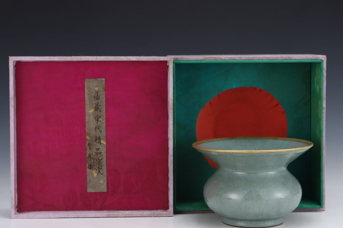 An Exquisite Guan yao Jar: An Exquisite Guan yao Jar Song Dynasty, China Size:11.7cmx17.7cm (The Dimensions Of All Batches Are Manually Measured.If You Need More Detailed Information, Please Contact Our Customer Service Before