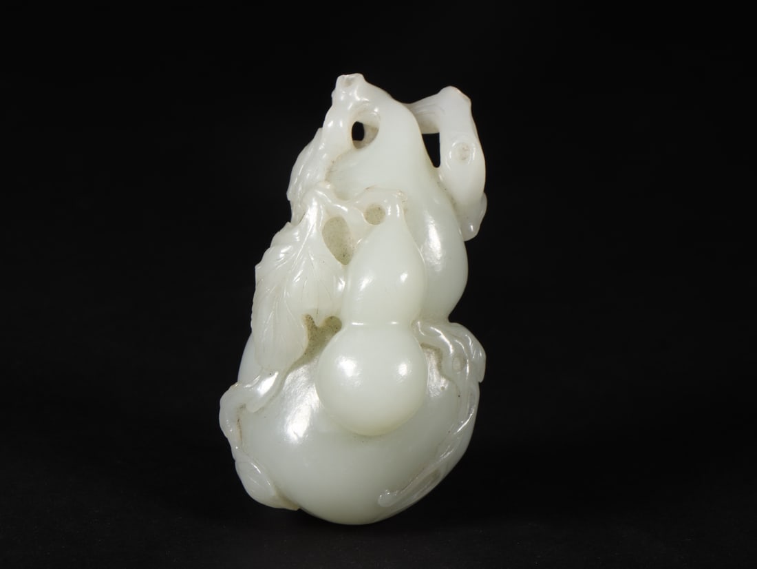 An Exquisite White Jade Gourd-Shaped Ornament: An Exquisite White Jade Gourd-Shaped Ornament Qing Dynasty, China Size:7.2cmx4.2cmx3.5cm Weight:107g (The Dimensions Of All Batches Are Manually Measured.If You Need More Detailed Information, Please