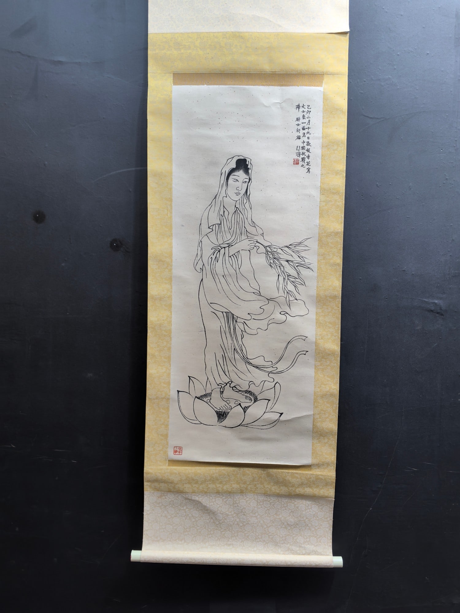 A Chinese Vertical Scroll Ink Painting of Statue of Avalokitesvara on Paper: A Chinese Vertical Scroll Ink Painting of Statue of Avalokitesvara on Paper Xu bei hong Size:39cmx100cm (The Dimensions Of All Batches Are Manually Measured.If You Need More Detailed Information, Plea