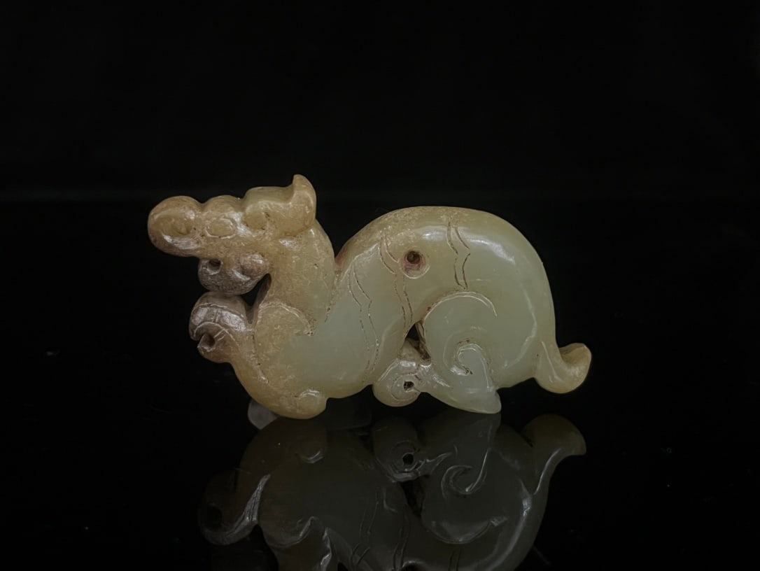 An Exquisite White Jade Auspicious Beast ?Ornament (1 of 9)