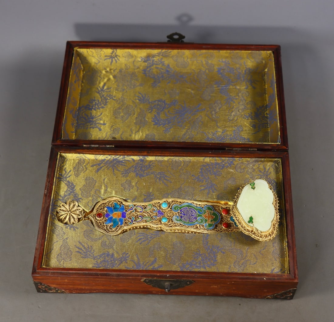 An Exquisite Gilt Silver Inlaid White Jade Bats and Peach Pattern Ruyi (1 of 9)