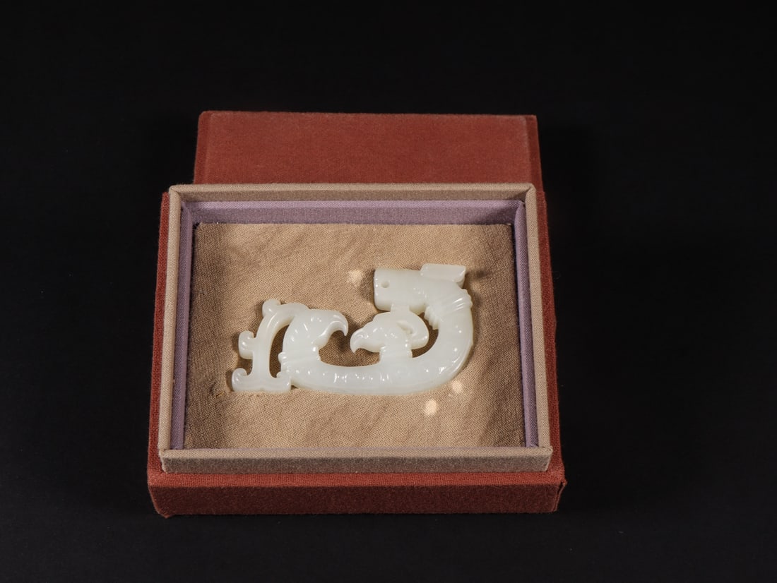 An Exquisite White Jade Dragon and Phoenix Pattern Ornament (1 of 9)