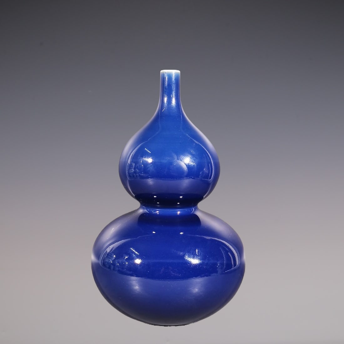 An Exquisite Ji Blue Glazed Gourd-Shaped Vase: An Exquisite Ji Blue Glazed Gourd-Shaped Vase Qing Dynasty, China Qianlong Six-character Mark Size:32.5cmx20.5cm (The Dimensions Of All Batches Are Manually Measured.If You Need More Detailed Informat