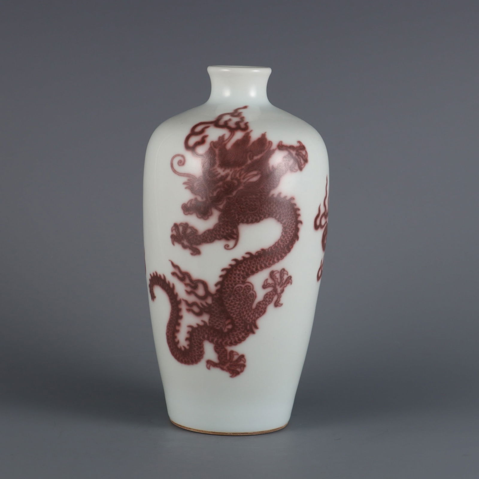 An Exquisite Underglaze-Red Dragon Pattern Vase: An Exquisite Underglaze-Red Dragon Pattern Vase Qing Dynasty, China Kangxi Six-character Mark Size:23.6cm (The Dimensions Of All Batches Are Manually Measured.If You Need More Detailed Information, Pl