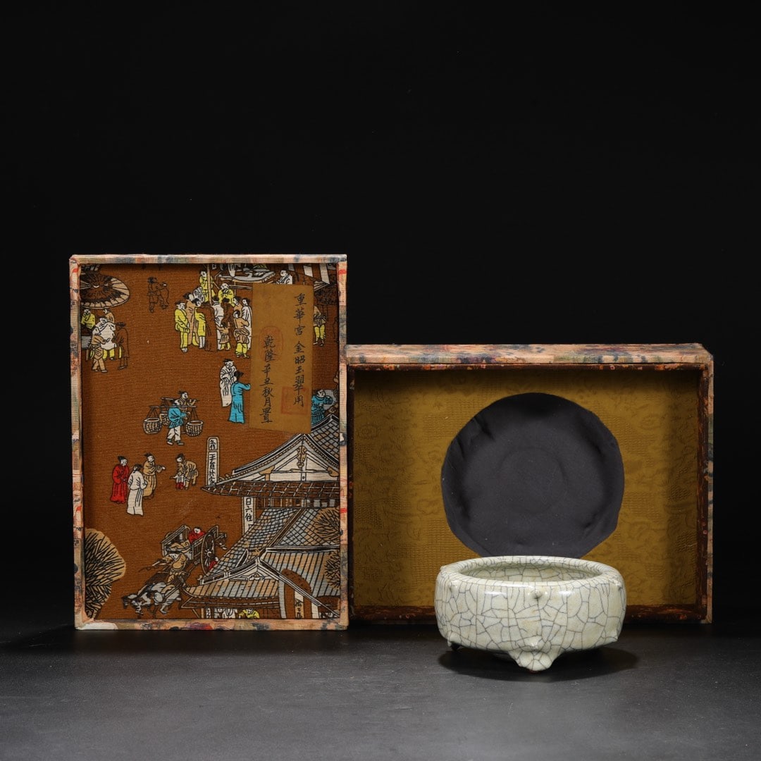 An Exquisite Guan yao Celadon Glazed Brush Washer: An Exquisite Guan yao Celadon Glazed Brush Washer Song Dynasty, China Size:8cmx8cm (The Dimensions Of All Batches Are Manually Measured.If You Need More Detailed Information, Please Contact Our Custom