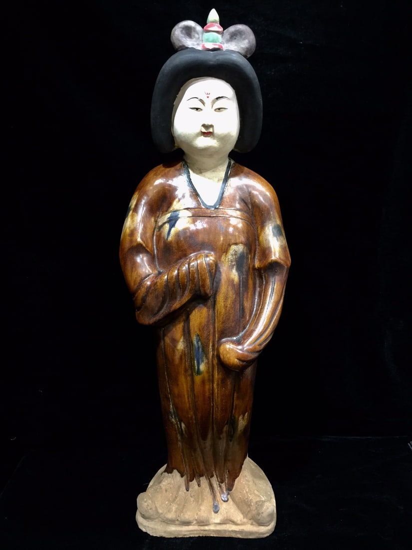 An Exquisite Tang Tri-Color Glazed Pottery Figure Ornament (1 of 7)