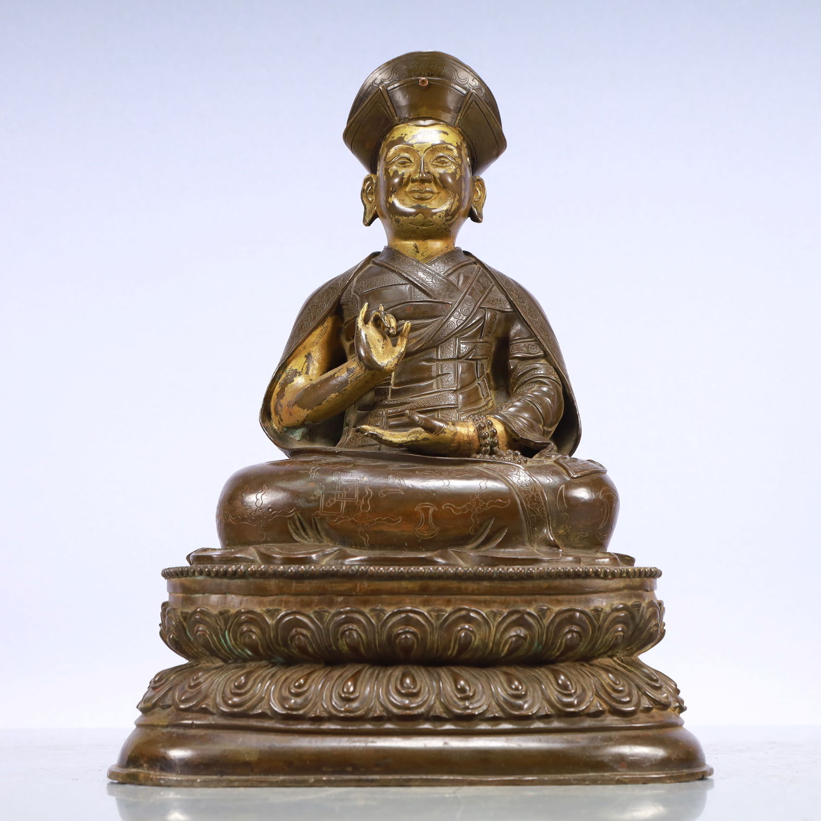 A Exquisite Coppery Statue of Guru: A Exquisite Coppery Statue of Guru Ming Dynasty, China Size:25cmx16cmx36cm Weight:6350g (The Dimensions Of All Batches Are Manually Measured.If You Need More Detailed Information, Please Contact Our C