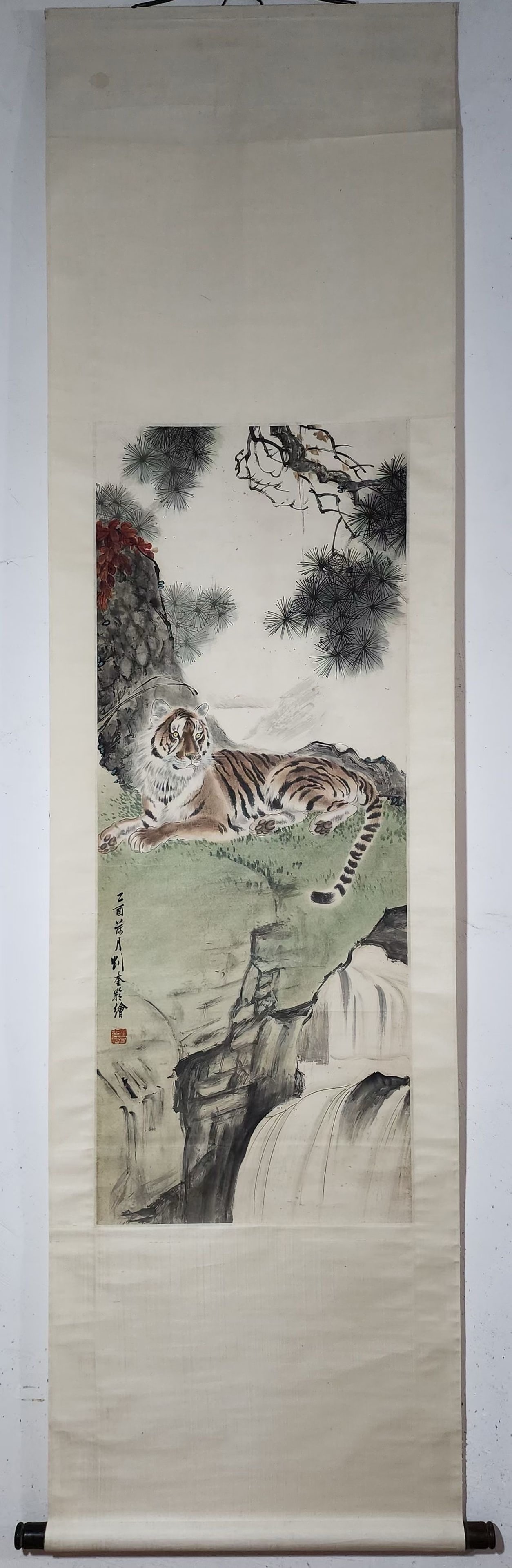 A Chinese Vertical Scroll Ink Painting of Tiger on Paper: A Chinese Vertical Scroll Ink Painting of Tiger on Paper Liu kui ling Without frame Size:109cmx43cm (The Dimensions Of All Batches Are Manually Measured.If You Need More Detailed Information, Please C