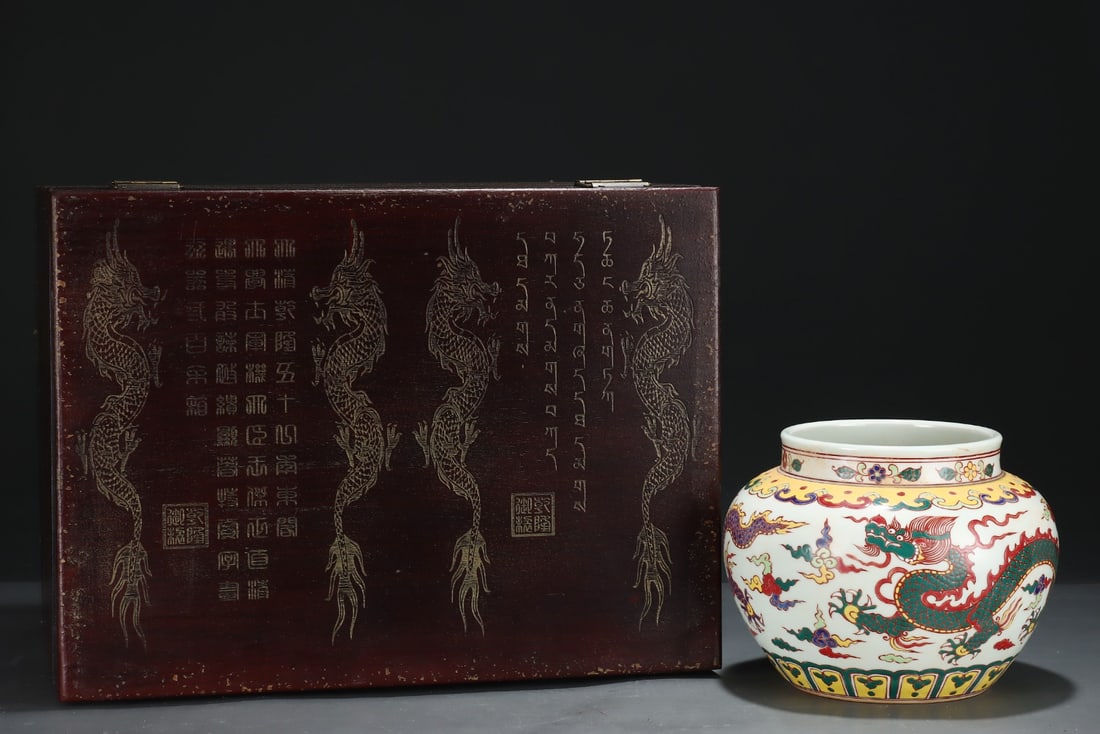 An Exquisite Wucai Dragon Pattern Jar: An Exquisite Wucai Dragon Pattern Jar Ming Dynasty, China Size:18.3cmx24cm (The Dimensions Of All Batches Are Manually Measured.If You Need More Detailed Information, Please Contact Our Customer Servi
