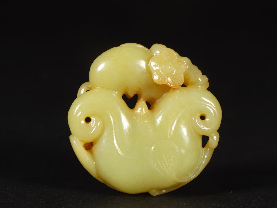 An Exquisite Yellow Jade Flower Pattern Ornament: An Exquisite Yellow Jade Flower Pattern Ornament Qing Dynasty, China Size:5.1cmx5.2cmx1.3cm Weight:54g (The Dimensions Of All Batches Are Manually Measured.If You Need More Detailed Information, Pleas