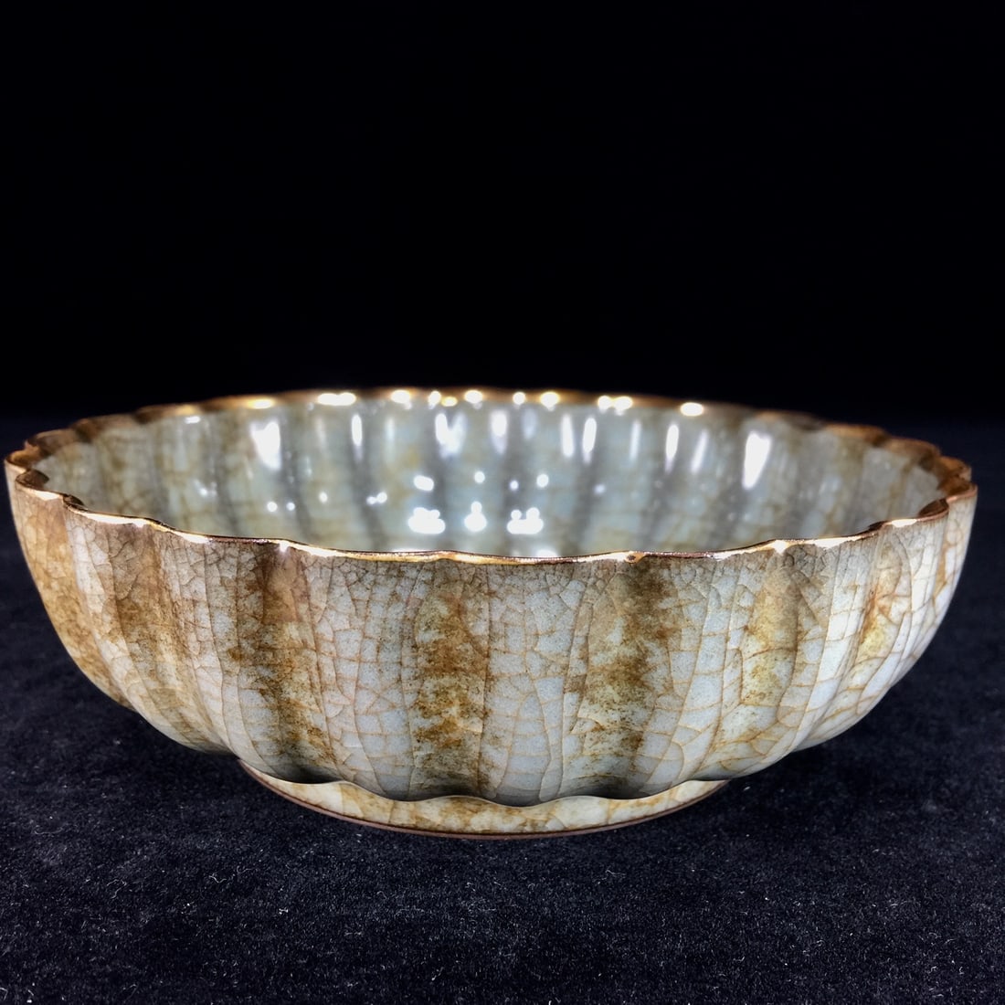 An Exquisite Guan yao Painted Color Flower Pattern Auspicious Beast Pattern Plate (1 of 9)