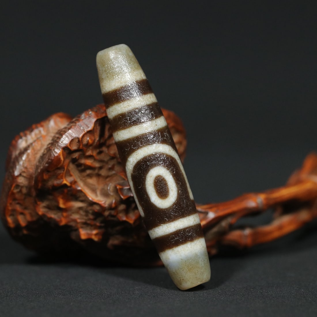 An Exquisite Agate Dzi Bead Pendant: An Exquisite Agate Dzi Bead Pendant Han Dynasty, China Size:5.7cmx0.8cm Weight:14.3g (The Dimensions Of All Batches Are Manually Measured.If You Need More Detailed Information, Please Contact Our Cust