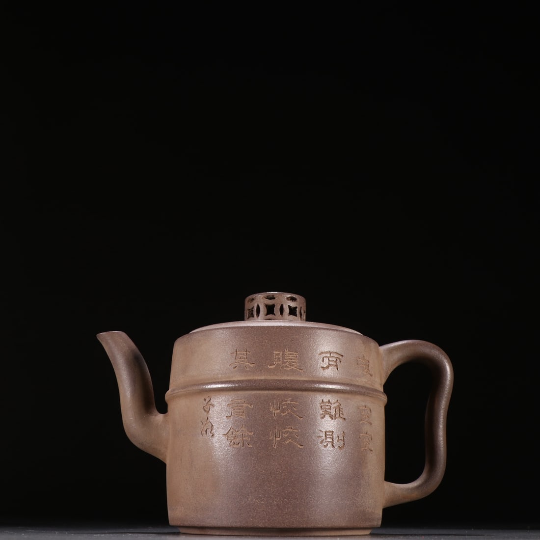 An Exquisite Purple Sands with poem Teapot: An Exquisite Purple Sands with poem Teapot Jiang yu tai Size:11cmx16.5cm (The Dimensions Of All Batches Are Manually Measured.If You Need More Detailed Information, Please Contact Our Customer