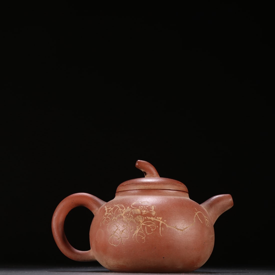 An Exquisite Purple Sands Flower Pattern Teapot: An Exquisite Purple Sands Flower Pattern Teapot Qing Dynasty, China Size:9.3cmx13.5cm (The Dimensions Of All Batches Are Manually Measured.If You Need More Detailed Information, Please Contact Our