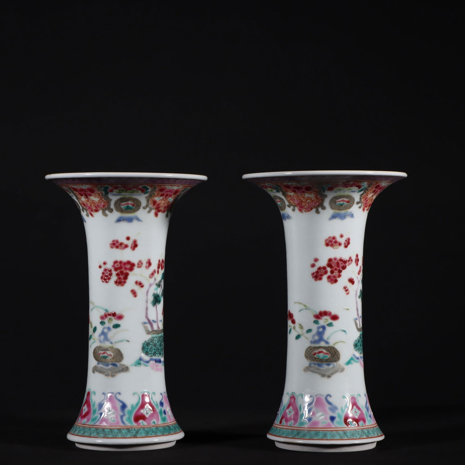 An Exquisite Famille-Rose Flower Pattern Vase (1 of 9)