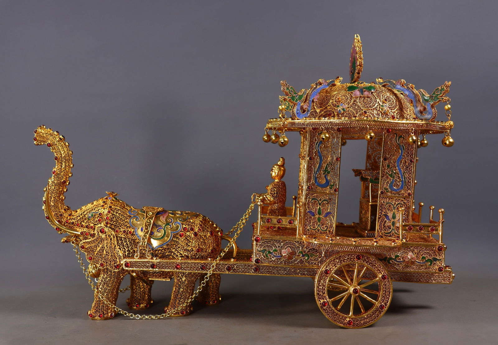 A Set of Fine Gilt Bronze Inlaid Gems Elephant Ornament (1 of 9)