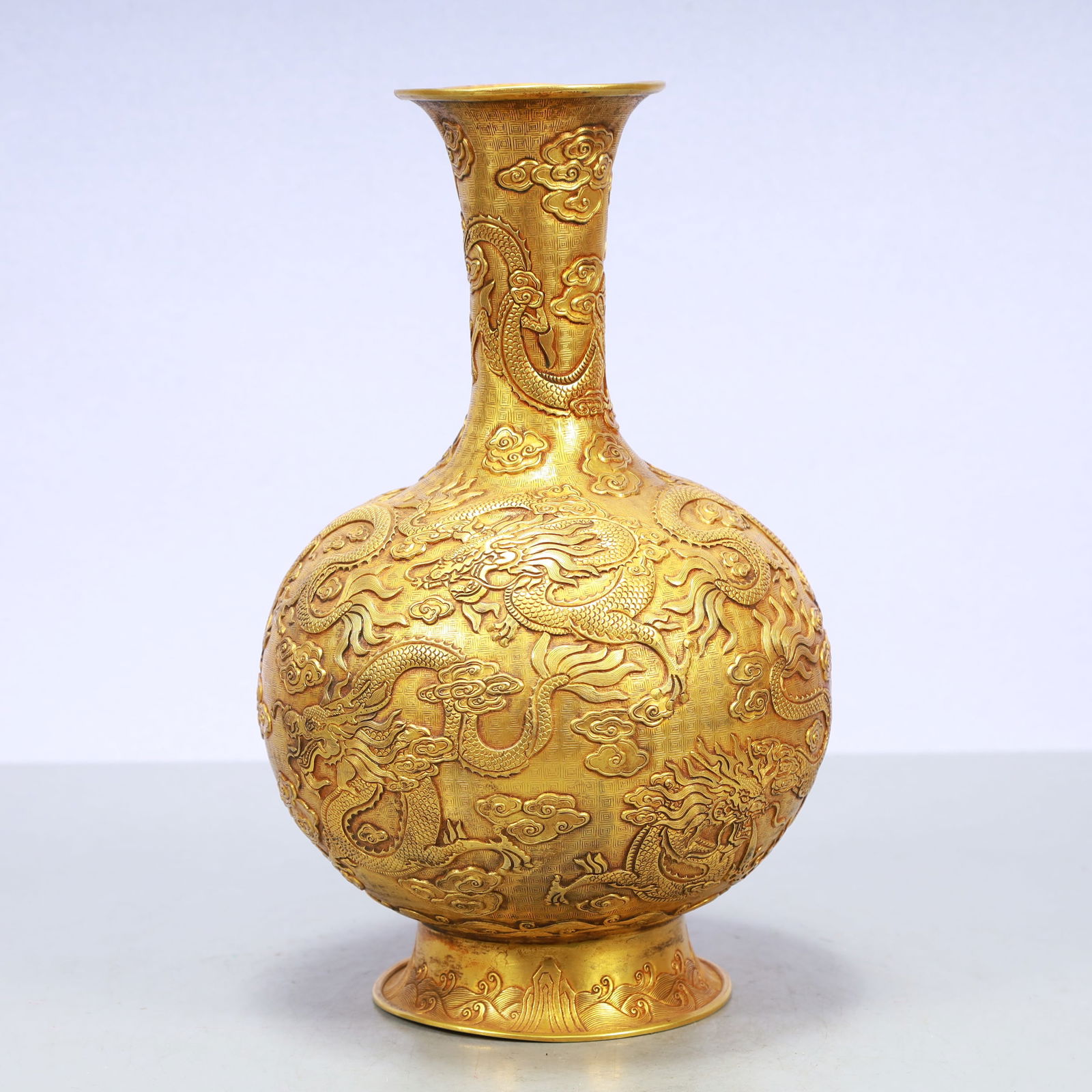 A Exquisite Gilt Bronze Dragon Pattern Auspicious Cloud Pattern Vase (1 of 8)