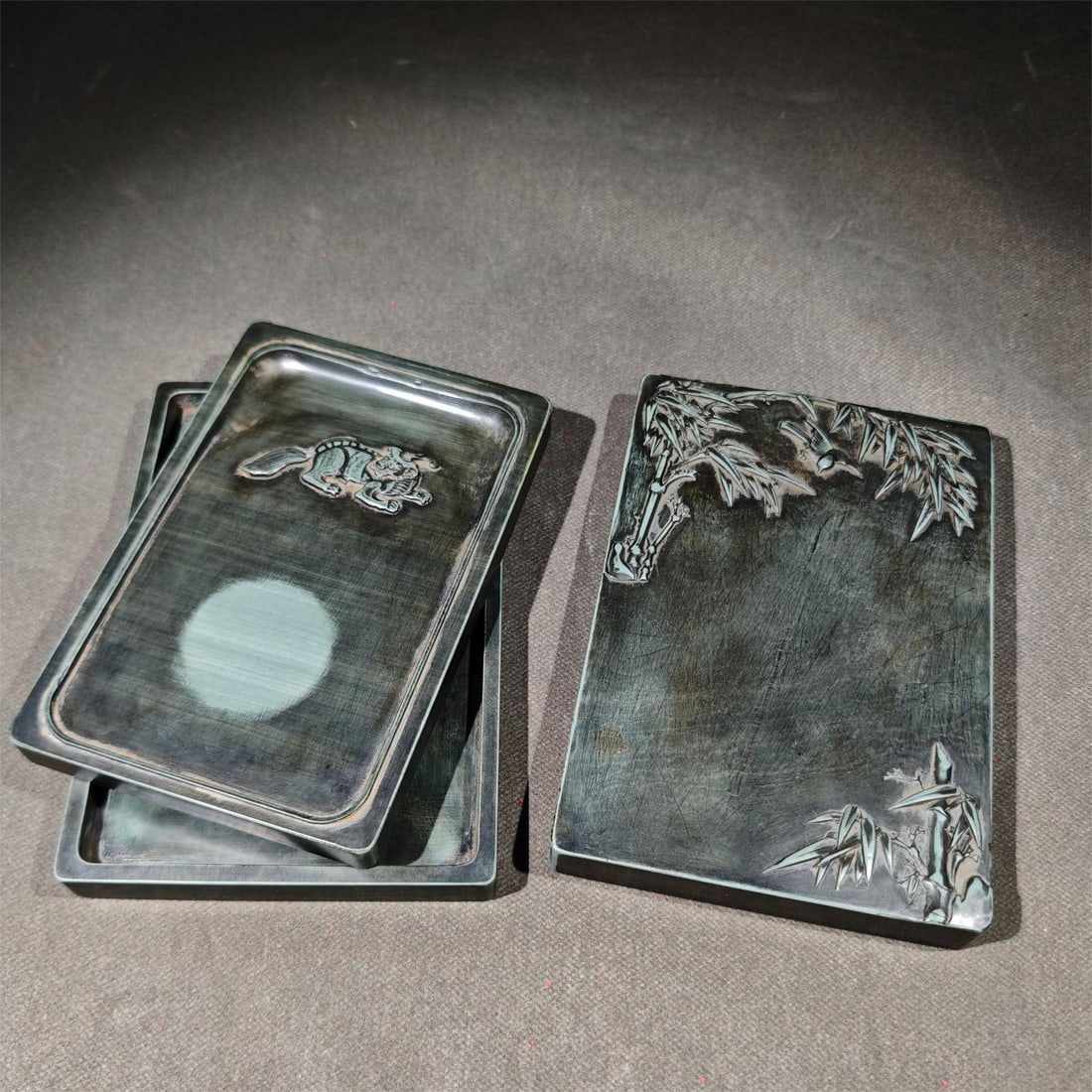 A beautiful pine flower dianthus stone inkstone: Exquisite pine flower dianthus stone inkstone Size:L:18.3cm W:12.5cm T:3.8cm (The Dimensions Of All Batches Are Manually Measured.If You Need More Detailed Information,Please Contact Our Customer Serv