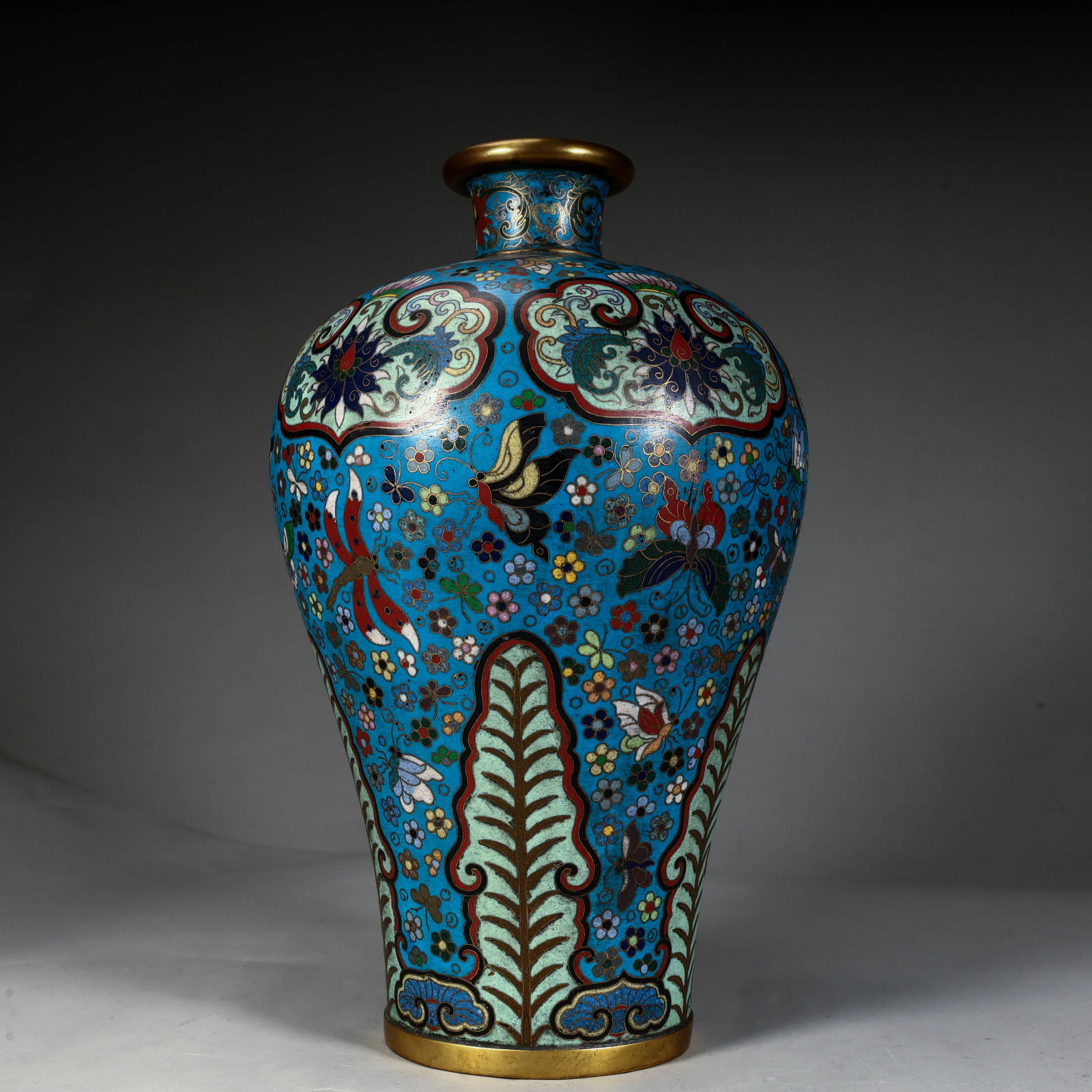 A cloisonné plum bottle of the Qing Dynasty (1 of 11)