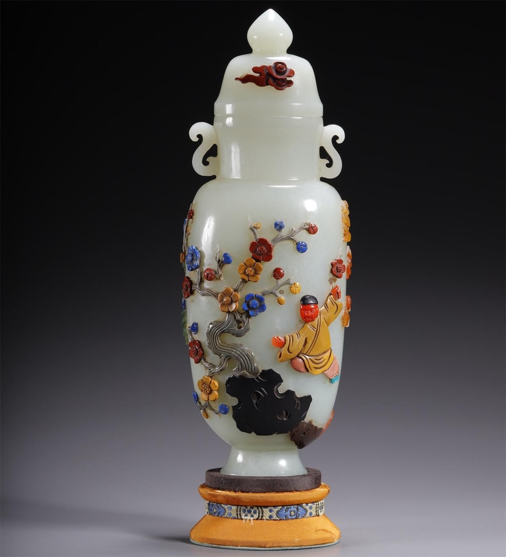 A beautiful Hetian jade treasure inlaid cap bottle (1 of 9)