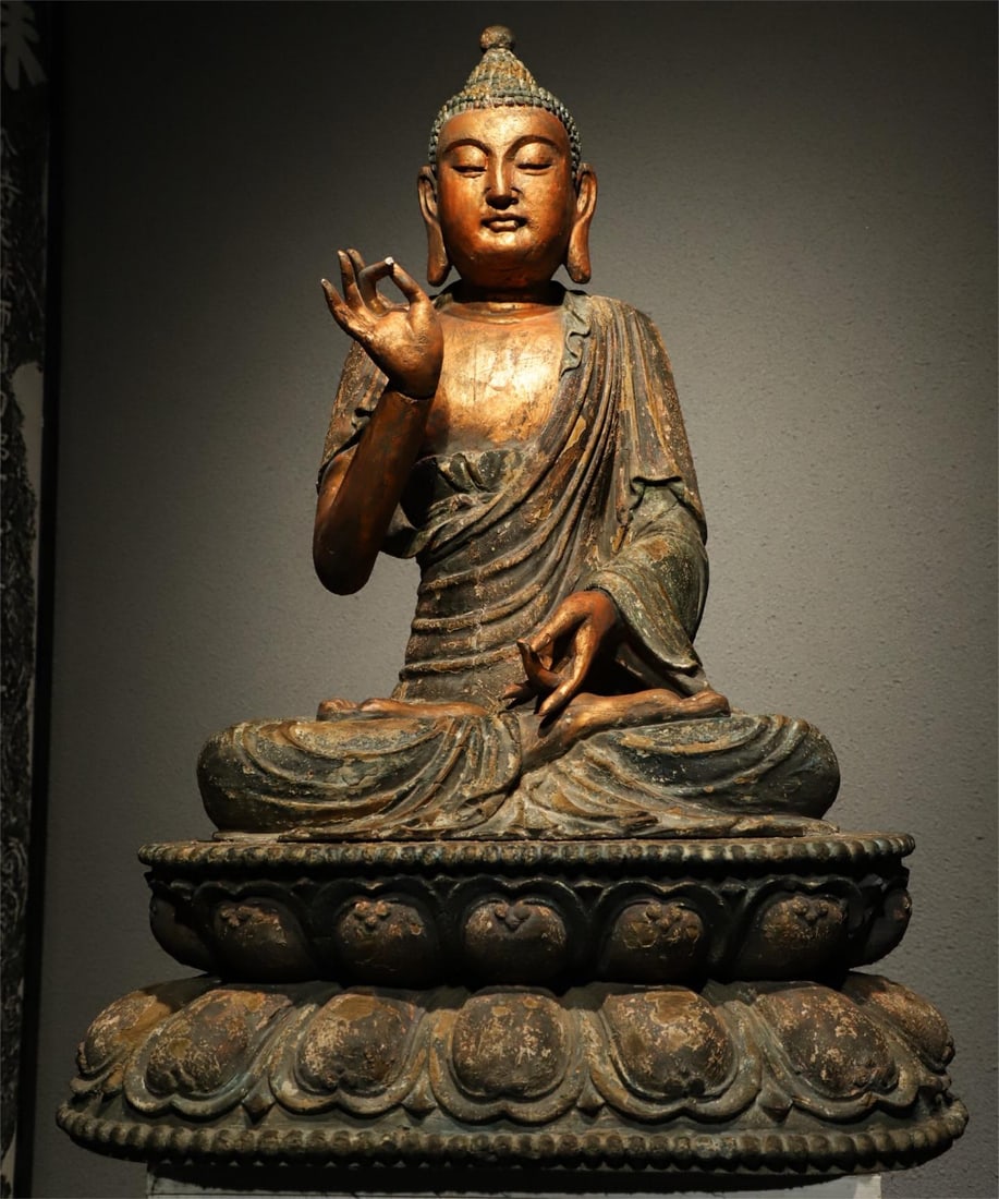 A beautiful wooden carved and lacquered gold statue of Shakyamuni Buddha: Exquisite wood carving and lacquered gold statue of Shakyamuni Buddha Size:H:81cm L:55cm W:41cm (The Dimensions Of All Batches Are Manually Measured.If You Need More Detailed Information,Please Contac